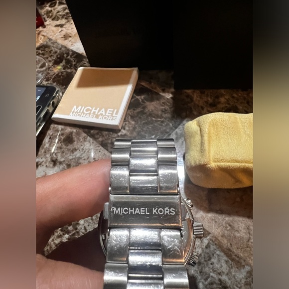 Mk watch preloved great condition. With box - Picture 3 of 6